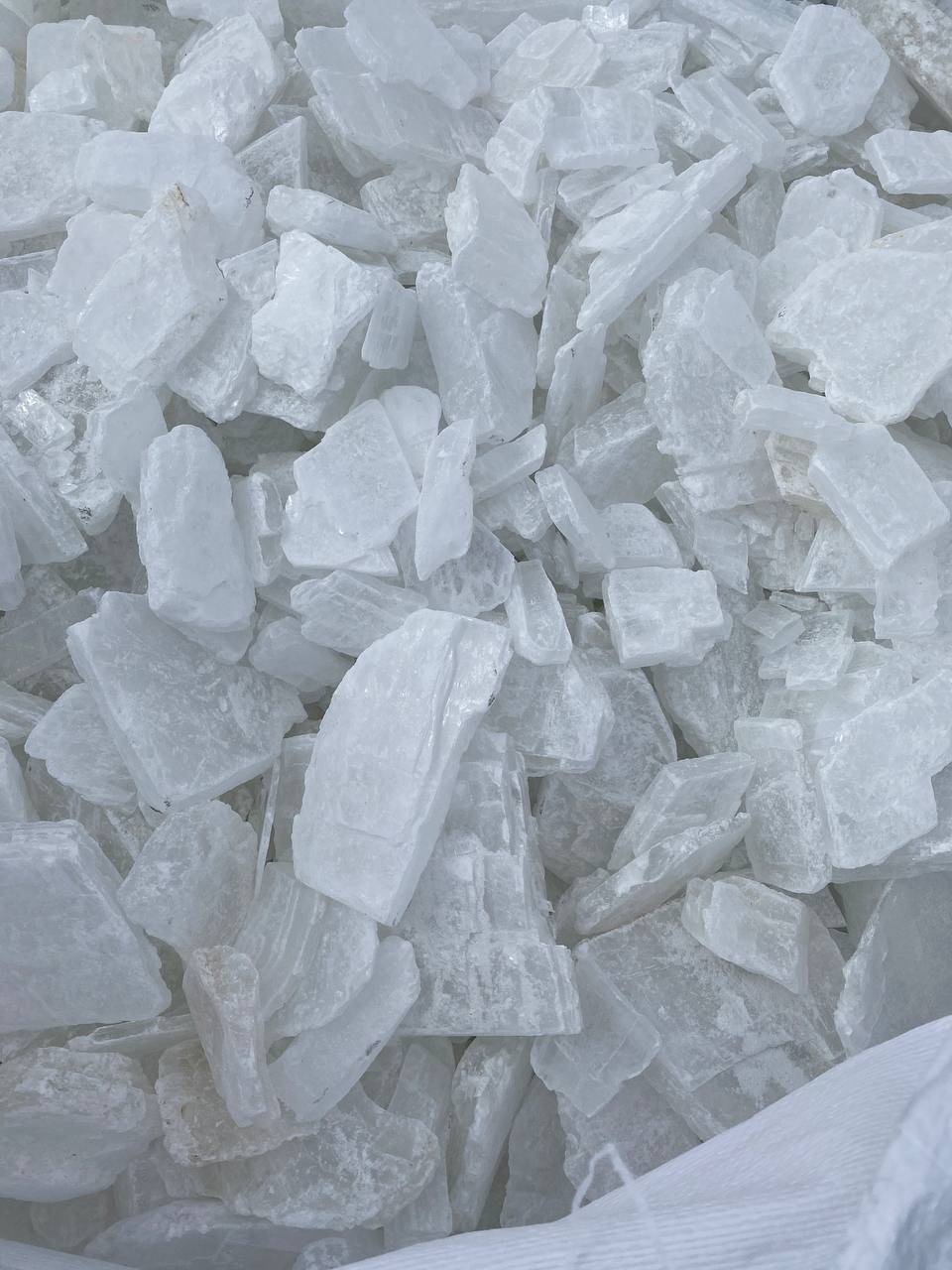 Gypsum rock pieces